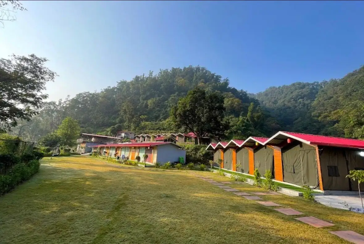 SRS09 luxury tents and cottages surrounded by greenery in Shivpuri Rishikesh