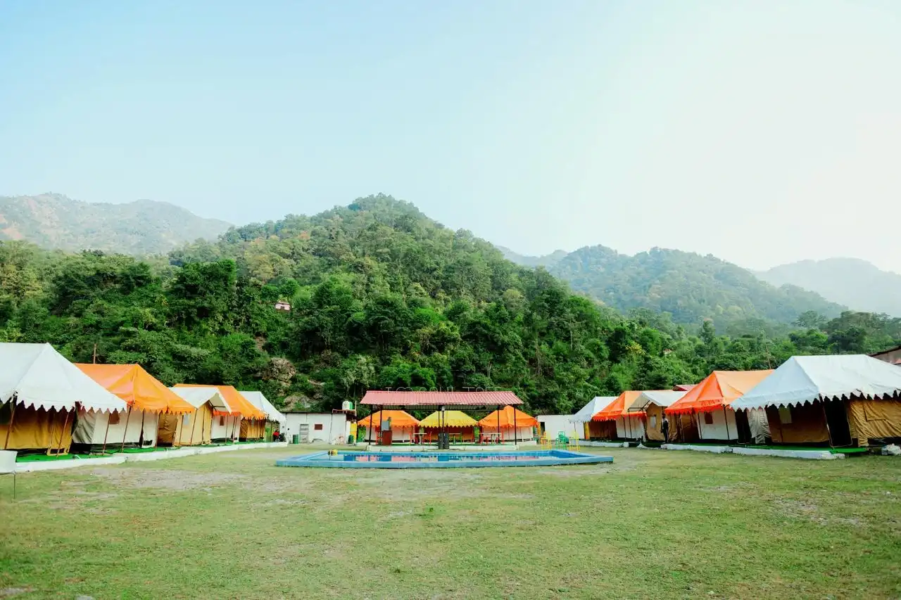 Luxury camping tents with central pool and mountain view at RS10 campsite