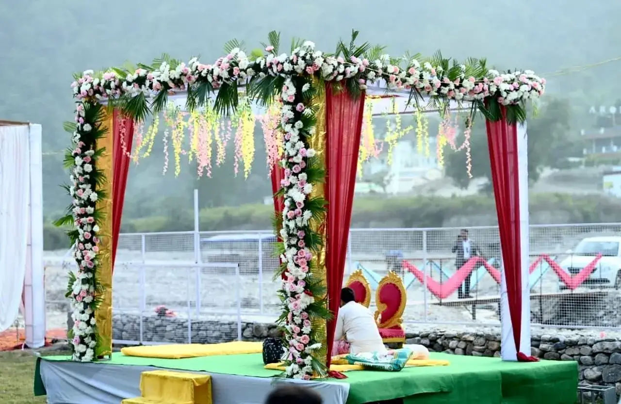 Floral wedding mandap setup in Rishikesh with mountain backdrop, outdoor destination wedding decor in Uttarakhand
